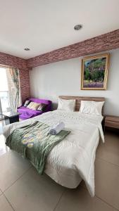 A Comfy And Artsy Apartment