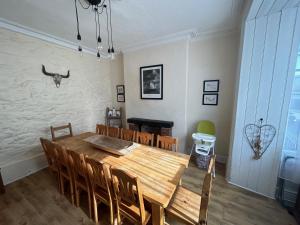 Central Barmouth Town House - Near Beach - Sleeps up to 16!