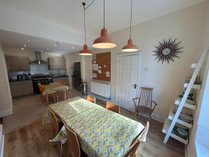 Central Barmouth Town House - Near Beach - Sleeps up to 16!