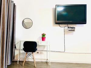 Impact Arena Condo C3 Grey by GoodRoom24