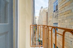 Cozy 3rd-Floor Valletta Apartment by the Seafront by 360 Estates