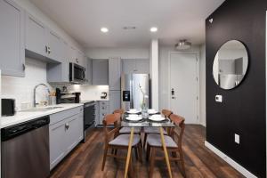 1BR Oasis w Pool&Parking, Near Rvrwlk & Conv Ctr