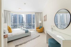 Beachfront Bliss Luxurious 3-BR Stay in JBR