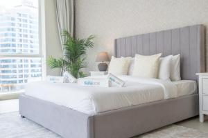 Beachfront Bliss Luxurious 3-BR Stay in JBR