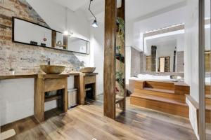 Large 2 Bedroom Warehouse Apartment Short Term Rental & Flexible Renting Hoxton With Free Wi-Fi