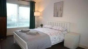 Conveniently Located, 2 Bedroom Modern Apartment - Sutton