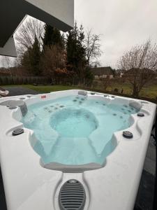 Enklawa Winiec - nowoczesny dom nad jeziorem, 6 sypialni, jacuzzi