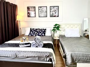 Impact Arena Condo Twin Beds by Goodroom24