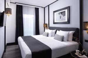 Deluxe Family Room with Hot Tub room in Athenian Riviera Hotel& Suites