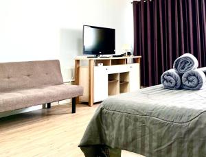 Impact Arena Condo Twin Beds by Goodroom24