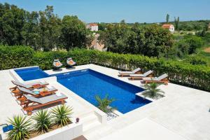 Villa Pino with Pool, Sauna & Jacuzzi 2