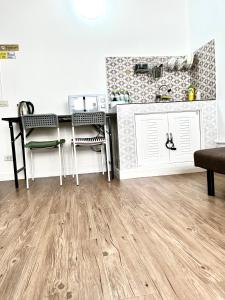 Impact Arena Condo Twin Beds by Goodroom24