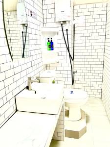 Impact Arena Condo Twin Beds by Goodroom24