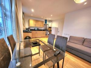 Spacious 2-Bed Flat - Close to Tube, Sleeps 6