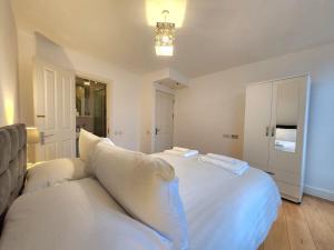 Spacious 2-Bed Flat - Close to Tube, Sleeps 6