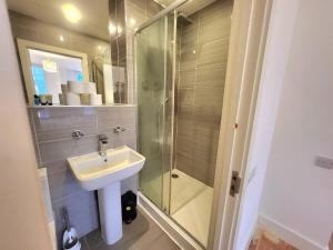 Spacious 2-Bed Flat - Close to Tube, Sleeps 6