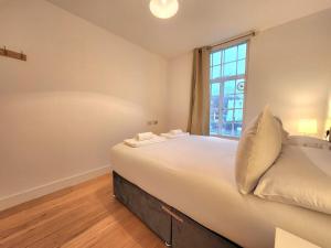Spacious 2-Bed Flat - Close to Tube, Sleeps 6