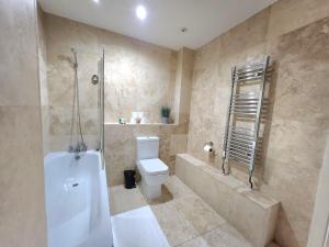 Spacious 2-Bed Flat - Close to Tube, Sleeps 6