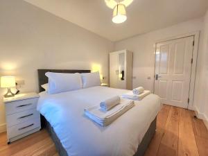 Spacious 2-Bed Flat - Close to Tube, Sleeps 6