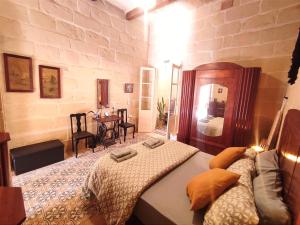 OnTheRocks - Holiday Home in Victoria, Gozo
