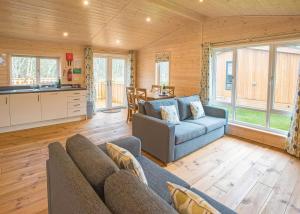 Dovestone Luxury Lodges sleeps 4 - pets welcome