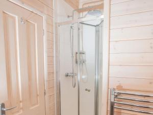 Dovestone Luxury Lodges sleeps 4 - pets welcome