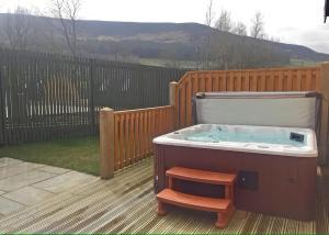 Dovestone Luxury Lodges sleeps 4 - pets welcome