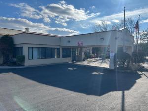 Hilltop Inn & Suites