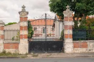 Chambres d'hôtes de charme LE LOGIS ROUGE la Rochelle, Vendée, Ile de Ré, Marais Poitevin, calme mer campagne piscine - Andilly