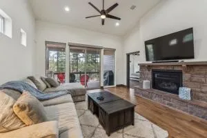 Scenic Golf Retreat with Modern Comforts & Fireplace townhouse - Snowflake