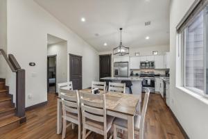 Scenic Golf Retreat with Modern Comforts & Fireplace townhouse