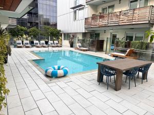 Amethyst Horizon - Stylish peaceful 2BR w zen Garden View Pool Gym