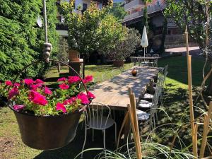 Spacious Flat with Pool & Garden near Peaks & City - Apt Orange