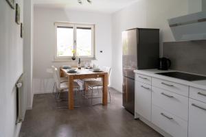 Spacious Flat with Pool & Garden near Peaks & City - Apt Orange