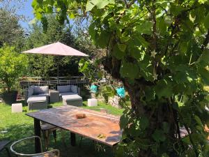 Spacious Flat with Pool & Garden near Peaks & City - Apt Orange