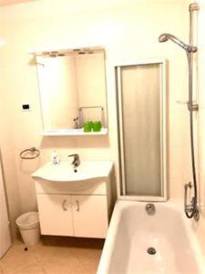 Spacious Flat with Pool & Garden near Peaks & City - Apt Orange