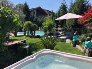 Spacious Flat with Pool & Garden near Peaks & City - Apt Orange