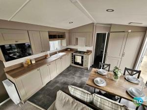 Serenity - Luxury Hot Tub, Sunnymede, Fantasy Island, Caravan with Ramped Access, Parking, Dog Friendly - East Coast Holidays