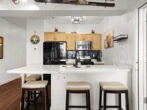 Top Floor Deer Valley Gondola Lakefront Condo- Great views