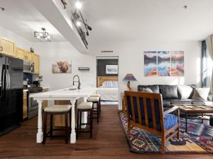 Top Floor Deer Valley Gondola Lakefront Condo- Great views