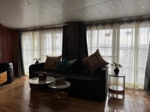 Slice of Heaven - In the heart of Queen of Hills