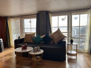 Slice of Heaven - In the heart of Queen of Hills