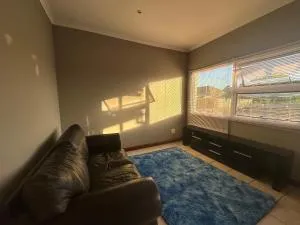 Cute Tranquil Pool Side Apartment - Plattekloof