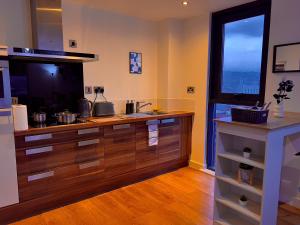 Penthouse Gem, Central, Scenic Views, Stylish, Modern, City Centre 2BR