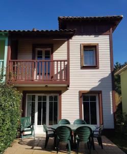 Maison charmante à Lacanau avec piscine partagée et terrasse