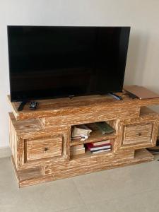 Location, Location, Sunny 2 bedroom 5 min to beach