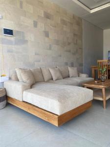 Location, Location, Sunny 2 bedroom 5 min to beach