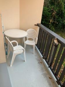 Très jolie studio à louer avec sa belle terrasse de 4m2 idéalement situé dans un hôtel thermale