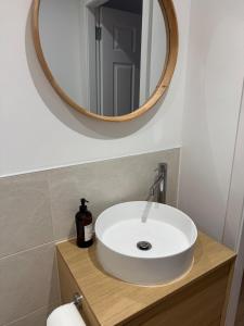 Spacious & Modern Garden Apartment