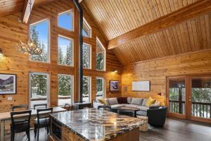 Alpine Retreat at Snoqualmie Pass- 5-Min to Slopes, Private Creek, BBQ, Fireplace, Smart TVs, Kids Games, Hi-Speed Wi-Fi